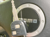 【キーレス】少し離れた場所からでもボタン一つでドアの開錠・施錠ができるのでとっても便利!ドアの鍵穴周りに傷をつけることもありません♪