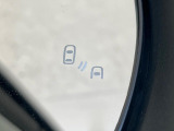 【ブラインドスポットモニター】走行中、ドアミラーの死角になりやすい箇所に後続車が接近するとサイドミラー付近に警告を表示、ドライバーに注意喚起をしてくれます。