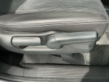 シートハイトアジャスターが付いているので運転姿勢を調整するのに便利ですね。身長に合ったシートポジションは安全運転や疲労軽減にもつながります。
