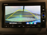 リバースギアに入れるだけで後方の表示へ切り替わります。夜間や雨の日の駐車も楽になりますよ。