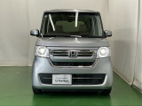 LEDヘッドライトを装備しています。LEDヘッドライトはとても明るく、雨の日や夜間走行も安全・安心です。オートライトコントロール付きで周囲の明るさに応じて自動で点灯・消灯します