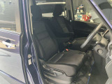 運転席まわりです。運転席からの視界が左右に広く隅々まではっきりと見渡せます!クルマの前端も把握しやすく安心して運転できます!