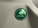 ECONスイッチ操作でエンジンやミッション、エアコンなどを総合的に制御、燃費をよくするようクルマが頑張ります。