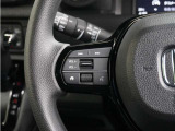 ハンドルにオーディオ操作用スイッチを備え、手を放さずに操作可能。安全性と利便性を両立しています。