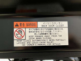 バックドアの底部にイージークローザーの注意書きステッカーが貼ってあります。