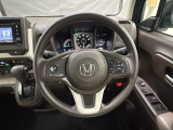 ハンドルにHondaセンシング系のクルーズコントロールやレーンキープアシストなどのスイッチと、オーディオの操作スイッチが装備されています。ハンドルから手を離さず安全に操作できます。