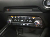 運転席・助手席にはシートヒーターを、またステアリングにもヒーターを内蔵。寒季節にも安全で快適な操作をサポートします。