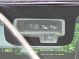 【スマートアシスト】走行中に前方の車両等を認識し、衝突しそうな時は警報とブレーキで衝突回避と被害軽減をアシスト。より安全にドライブをお楽しみいただけます。