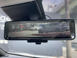 インテリジェントルームミラーです。人や物で視界が遮られてても、車体後部のカメラ映像に切り替えることにより、クリアな後方視界を実現しています。