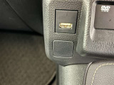 充電用USB端子付き。スマートフォンなどの充電に便利です。