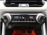 【オートエアコン】1年中快適な室内を提供!車内温度を設定すると、風量を自動で調整してくれます。