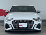 Audiの象徴であるシングルフレームグリルをよりワイドで低くシャープなデザインとすることでワイド&ローのフォルムを協調しています。