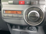 【オートエアコン】一度お好みの温度に設定すれば、車内の温度を検知し風量や温度を自動で調整。暑い&hellip;寒い&hellip;と何度もスイッチ操作をする必要はありません。快適な車内空間には必須の機能ですね♪