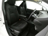 高いホールド性で運転姿勢が安定します。長距離ドライブでも疲れにくいのが魅力です。快適なドライビングライフをお送りください♪
