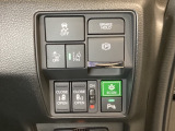 両側電動スライドドアは運転席から操作ができるよう、操作スイッチが付いています。Hondaセンシング用のVSA(ABS+TCS+横滑り抑制)解除と路外逸脱抑制機能などのオンオフスイッチも装備しています。