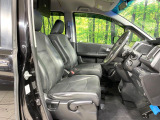 運転席まわりには十分なスペースがあり、大柄な方でもゆったり運転していただける環境です。