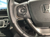 ステアリングにオーディオ操作スイッチが付いています。オーディオ画面に直接タッチしなくても操作が出来ますので、運転に集中できます。