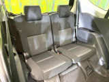 床下収納式のサードシートです。座席部分をコンパクトに収納でき、広大な荷室スペースとしてお使いいただけます!乗車人数や荷物の量など利用シーンに合わせて3列目を有効活用でき、とっても便利♪