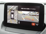360&deg;ビューモニターでは、両サイドとフロント、バックカメラの合成で、あたかも上空から見下ろした様に周囲を確認して頂けます。駐車場だけでなく、T字路等でも活躍のアイテムです!