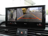 サラウンドビューカメラを搭載。車両を上空から見下ろすような映像で、駐車時の安全確認をサポートします。
