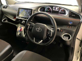 運転席周りのレイアウトをご覧ください。ナビゲーションが綺麗に装着されすっきり収まってますね!