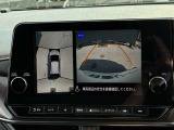 真上から見下ろすような映像で、車庫入れや縦列駐車時に、自車と駐車位置の関係をひと目で確認でき、スムースな駐車をサポート。動く物を検知してお知らせすることで、発進時の安全確認もサポートします。
