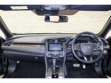操作性に優れた運転席となります!小物入れや各ボタンの配置にこだわり、使いやすいです!座り心地もよく視認性も良好なのでロングドライブもお任せ下さい!