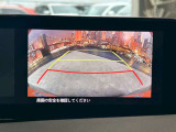 【バックカメラ】運転席から画面上で安全確認ができます。駐車が苦手な方にもオススメな便利機能です。