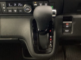 操作しやすいインパネシフトに加え、電子パーキングブレーキを採用。足元まわりがすっきりしており、前席の移動や乗り降りもしやすいレイアウトです。