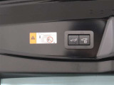 <電動バックゲート>スイッチ操作により電動でバックドアが開閉する機能です。 傘をさしていたり、荷物を持っていたり、子供を抱いているなど手がふさがっている際のバックドアの開け閉めが便利になります。