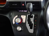 車内を快適に、オートエアコンを装備しています。