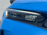 【LEDヘッドライト】悪天候や夜間走行時も良好な視界を確保し安心して運転できる高輝度LEDヘッドライトを装備!点灯速度が早く、消費電力も抑えられています。