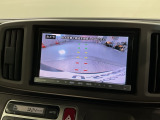 リバースギアに入れるだけで後方の表示へ切り替わります。夜間や雨の日の駐車も楽になりますよ。