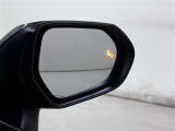 ミラー内にBSM(ブラインドスポットモニター)を搭載。隣を走る車両が死角に入るとLEDインジケーターを点灯。また、ウィンカーを出すとインジケーターも光って点滅!注意を促してくれます