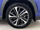 スポーティな印象を与える純正ホイールです。どこまでも走っていきたくなるようなデザインですね♪