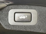 【パワーバックドア】スマートキーや運転席のボタンを押すだけでリアゲートが自動で開閉します!荷物を持っている時や、高い位置にあるバックドアを閉める際に便利な機能です♪