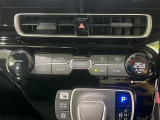 【オートエアコン】一度お好みの温度に設定すれば、車内の温度を検知し風量や温度を自動で調整。暑い&hellip;寒い&hellip;と何度もスイッチ操作をする必要はありません。快適な車内空間には必須の機能ですね♪