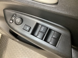 ハンドルの右側に電動格納付きパワーミラーの操作スイッチがついています。左右のサイドミラーの角度調節も微調整ができて便利です。パワーウインドウは運転席でドア4枚とも上下の操作ができるようになっています。