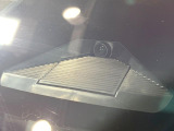 【ホンダセンシング】走行中に前方の車両等を認識し、衝突しそうな時は警報とブレーキで衝突回避と被害軽減をアシスト。より安全にドライブをお楽しみいただけます。