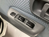 両席に電動パワーウインドウを装備。乗員それぞれが快適に操作できます。