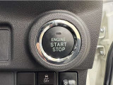 エンジンスタートボタンです。キーが車内にあれば、エンジンの始動・停止はブレーキを踏んでスイッチを押すだけ!キーを取り出す手間を省き、ワンプッシュでエンジンを操作するので簡単でスムーズです。