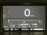 デジタル表示のスピードメーターとタコメーター、燃費やオドメーターなどの表示の他に、ホンダセンシング機能などの表示もできる多機能なマルチインフォメーション・ディスプレイです。
