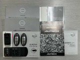 キーをバックやポケットに入れたまま、ドアリクエストキーを押すだけ開閉する、便利なインテリジェントキー2個とリモコンエンジンスターター、後席モニター用リモコンが付いております。