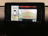 複数のカメラの映像をもとに、クルマを真上から見ているような映像をドライバーに提供し駐車をサポートする機能です。
