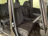 女性でも運転がしやすいように、シートの高さ調整機能(シートリフター)がついています。運転席と助手席の間が空いている為、助手席側への移動がスムーズです。交通量の多い道でも助手席側から乗り降りができます。