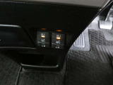 運転席と助手席には寒い時にうれしいシートヒーターが装備されてます。
