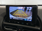 リバースギアに入れるだけで後方の表示へ切り替わります。夜間や雨の日の駐車も楽になりますよ。