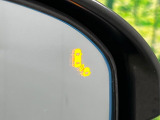 【ブラインドスポットインフォメーション】走行中、ドアミラーの死角になりやすい箇所に後続車が接近するとサイドミラー付近に警告を表示、ドライバーに注意喚起をしてくれます。