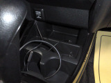 運転席からも助手席からも手の届きやすい位置にドリンクホルダーが付いています。