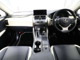上質で落ち着いた印象のインパネ。視界も広々で運転しやすいです。